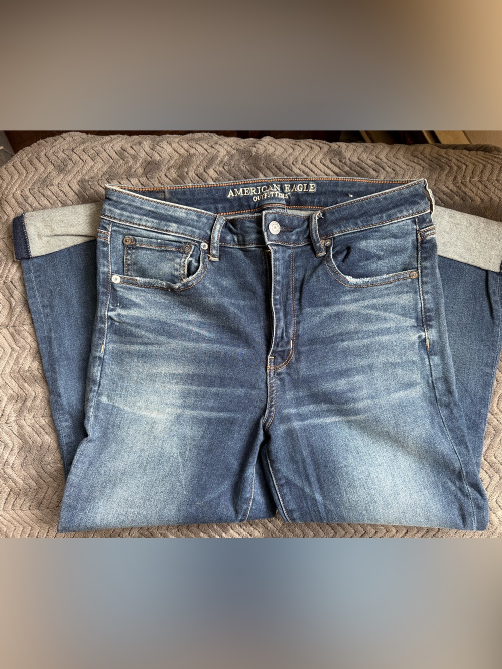 American Eagles Women's Cropped High Rise Flare Jeans in Medium Blue Wash